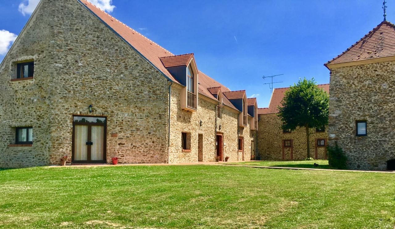 Hotel Les Suites - Domaine De Crecy Crecy-la-Chapelle Exterior foto